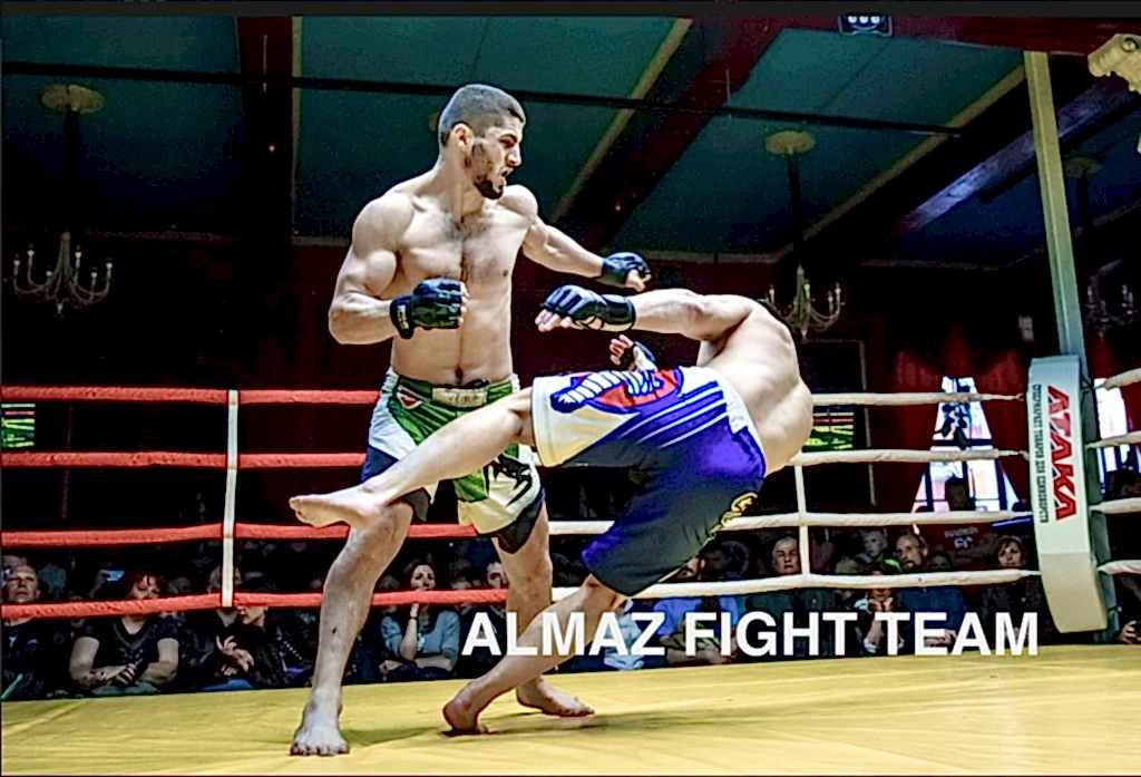 Боец "Almaz Fight Team" Дахонгир уронил соперника в нокдаун